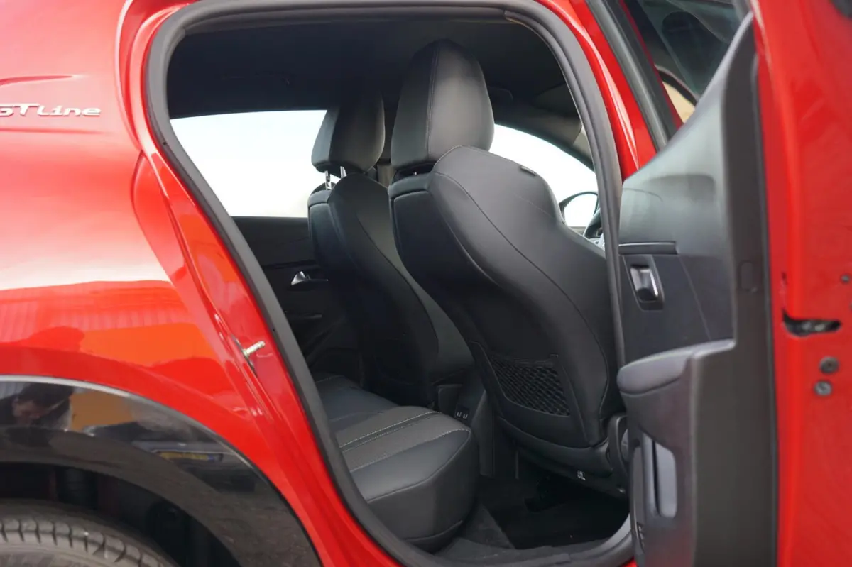 1.2 PureTech GT-line | Rouge Elixer | 3D-cockpit/AppleCarplay/LED/Camera/NAV - Lekker sportief!