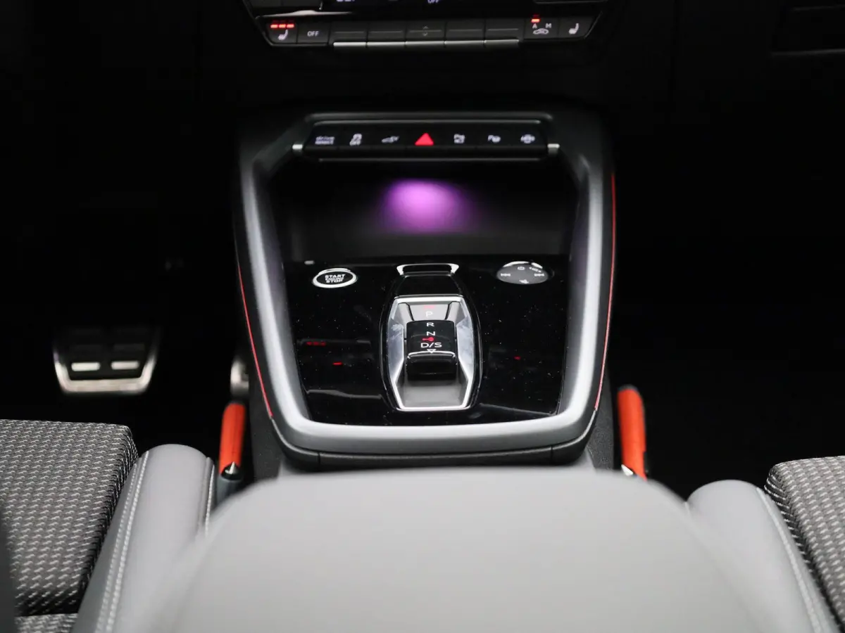 40 TFSI e S edition 204 PK l Demo l Adaptive cruise control l Panoramadak l Achteruitrijcamera l Navigatie l Stoelverwarming l Apple Carplay / Android Auto l Audi virtual cockpit plus l Opti