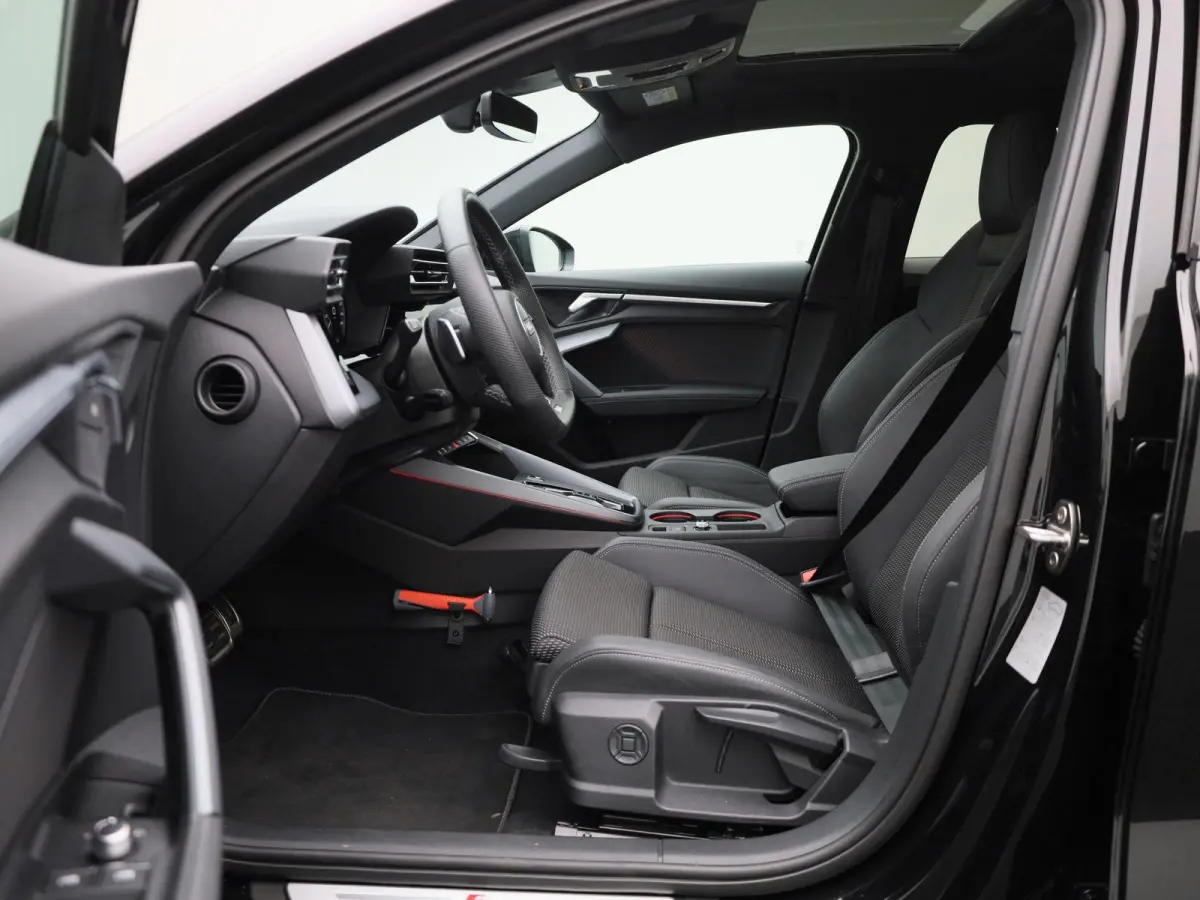 40 TFSI e S edition 204 PK l Demo l Adaptive cruise control l Panoramadak l Achteruitrijcamera l Navigatie l Stoelverwarming l Apple Carplay / Android Auto l Audi virtual cockpit plus l Opti