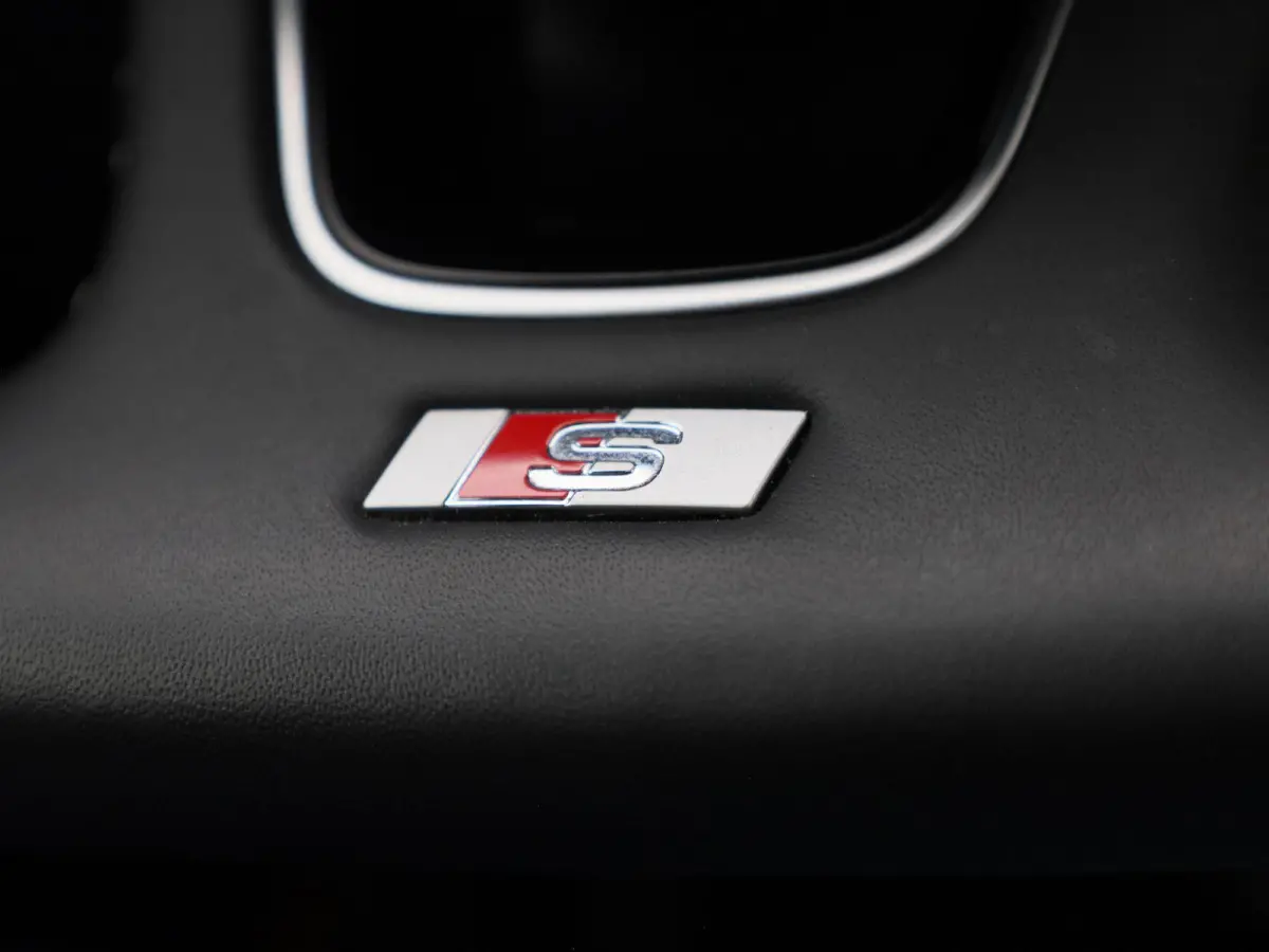 40 TFSI e S edition 204 PK l Demo l Adaptive cruise control l Panoramadak l Achteruitrijcamera l Navigatie l Stoelverwarming l Apple Carplay / Android Auto l Audi virtual cockpit plus l Opti