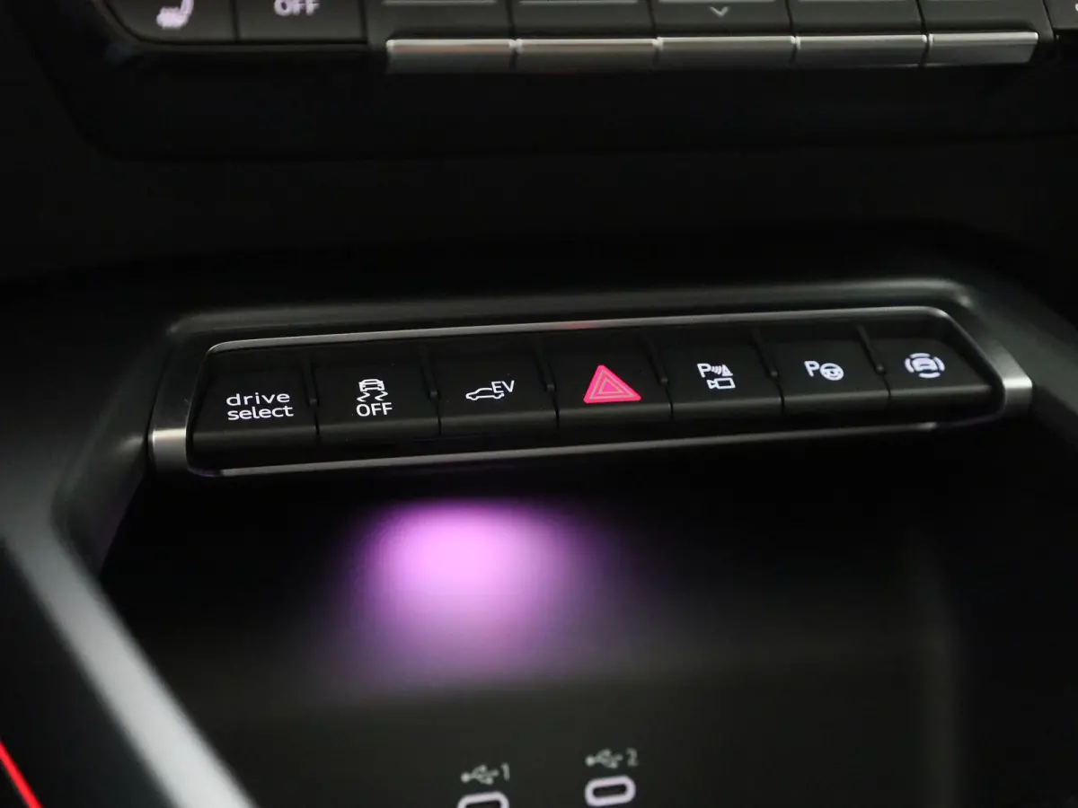 40 TFSI e S edition 204 PK l Demo l Adaptive cruise control l Panoramadak l Achteruitrijcamera l Navigatie l Stoelverwarming l Apple Carplay / Android Auto l Audi virtual cockpit plus l Opti