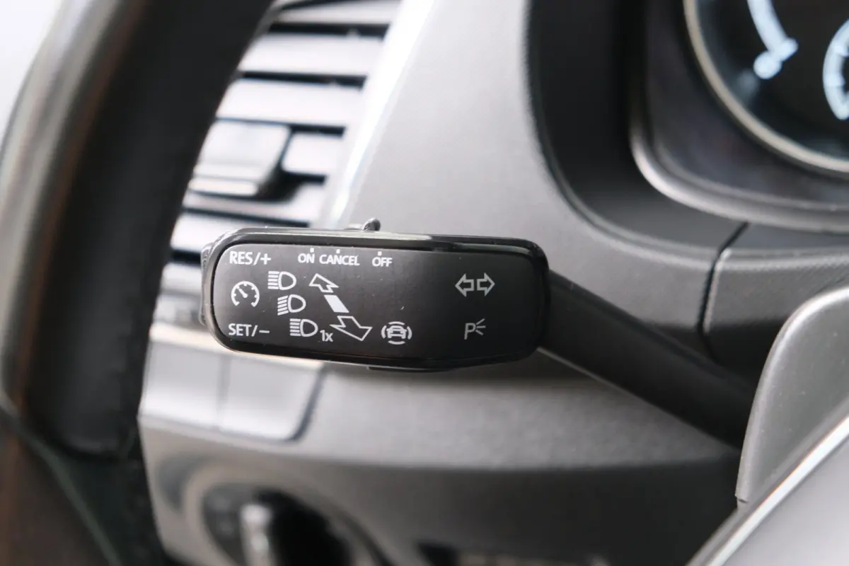 1.0 TSI Ambition - N.A.P. Airco, Cruise, PDC, Carplay, Navi.