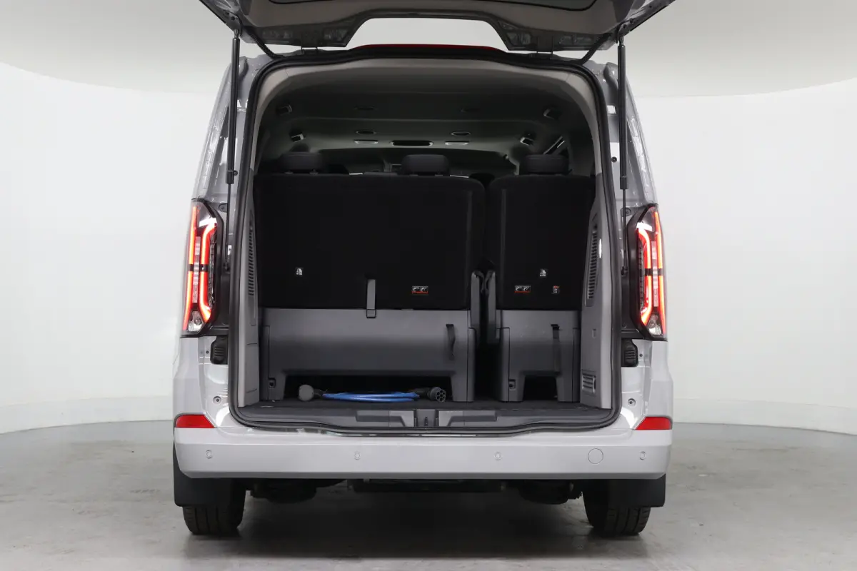 Tourneo 340 Titanium 65 kWh 8-Persoons | Camera | Stoel-/Stuurverwarming | Climate Control | Cruise Control | Keyless entry en start | Navigatie