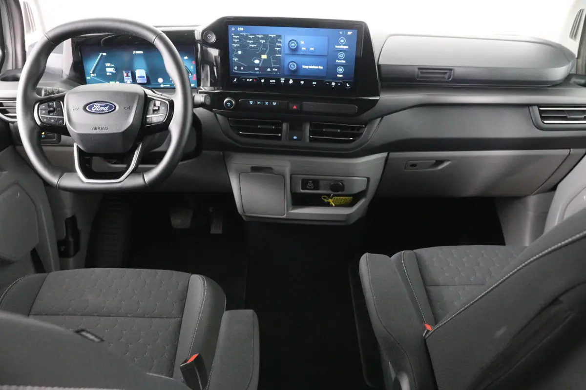 Tourneo 340 Titanium 65 kWh 8-Persoons | Camera | Stoel-/Stuurverwarming | Climate Control | Cruise Control | Keyless entry en start | Navigatie