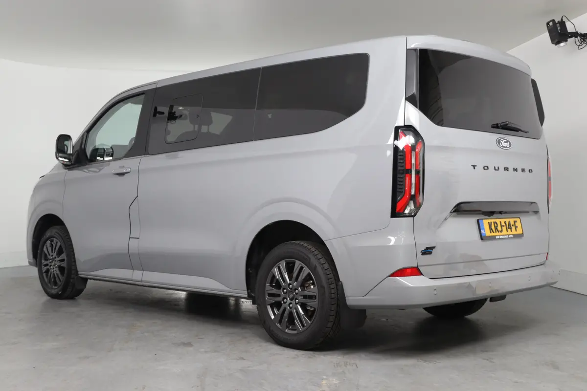 Tourneo 340 Titanium 65 kWh 8-Persoons | Camera | Stoel-/Stuurverwarming | Climate Control | Cruise Control | Keyless entry en start | Navigatie