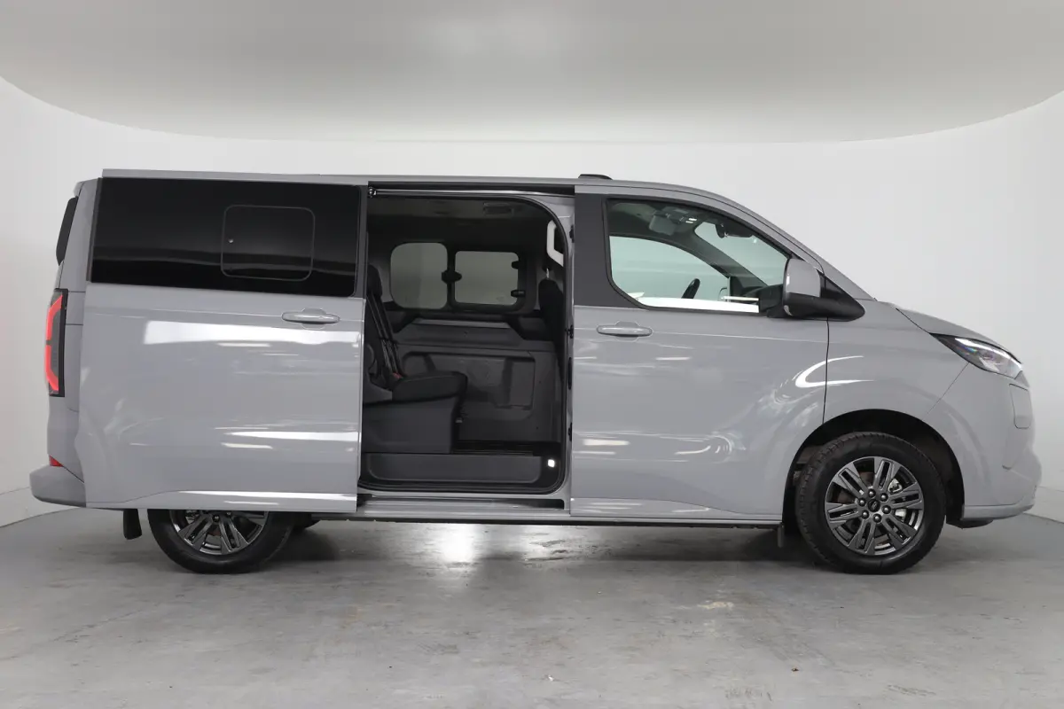 Tourneo 340 Titanium 65 kWh 8-Persoons | Camera | Stoel-/Stuurverwarming | Climate Control | Cruise Control | Keyless entry en start | Navigatie