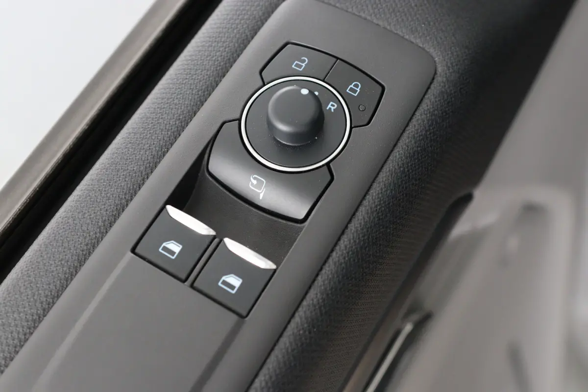 Tourneo 340 Titanium 65 kWh 8-Persoons | Camera | Stoel-/Stuurverwarming | Climate Control | Cruise Control | Keyless entry en start | Navigatie