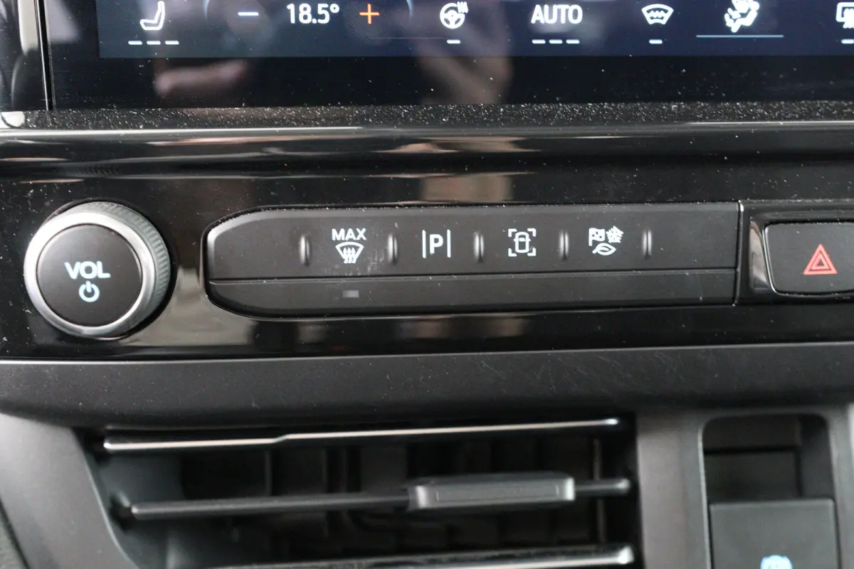 Tourneo 340 Titanium 65 kWh 8-Persoons | Camera | Stoel-/Stuurverwarming | Climate Control | Cruise Control | Keyless entry en start | Navigatie