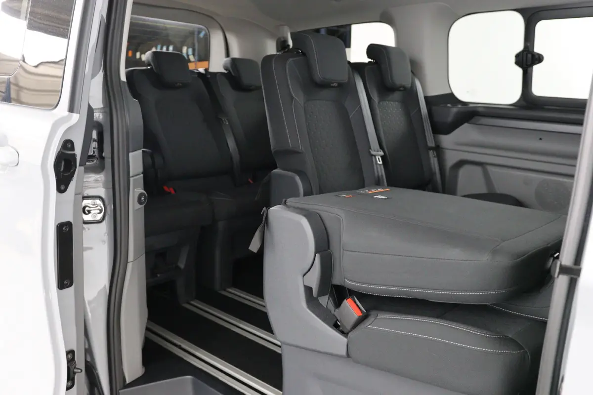 Tourneo 340 Titanium 65 kWh 8-Persoons | Camera | Stoel-/Stuurverwarming | Climate Control | Cruise Control | Keyless entry en start | Navigatie
