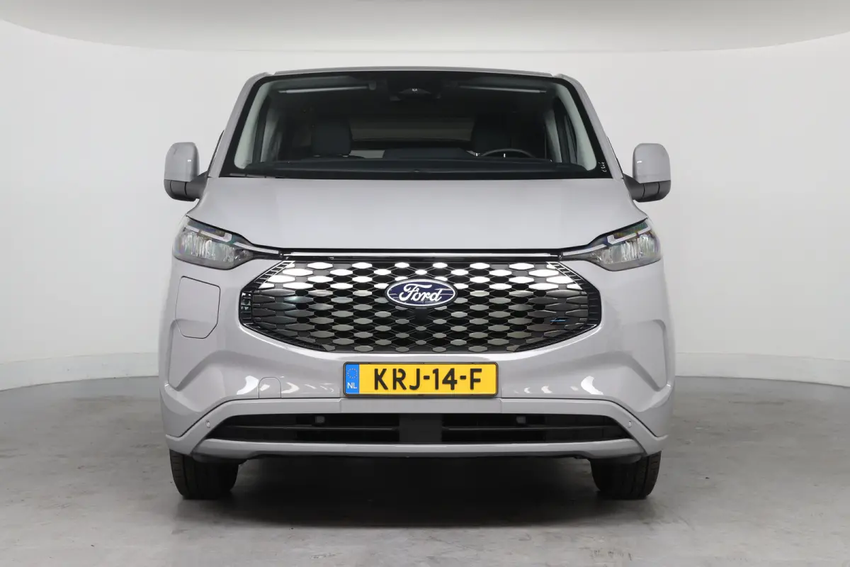 Tourneo 340 Titanium 65 kWh 8-Persoons | Camera | Stoel-/Stuurverwarming | Climate Control | Cruise Control | Keyless entry en start | Navigatie