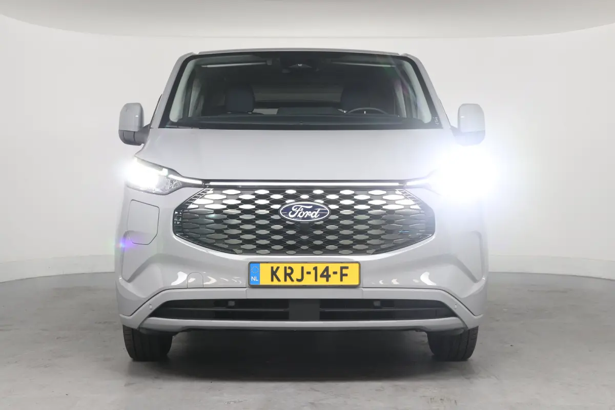 Tourneo 340 Titanium 65 kWh 8-Persoons | Camera | Stoel-/Stuurverwarming | Climate Control | Cruise Control | Keyless entry en start | Navigatie