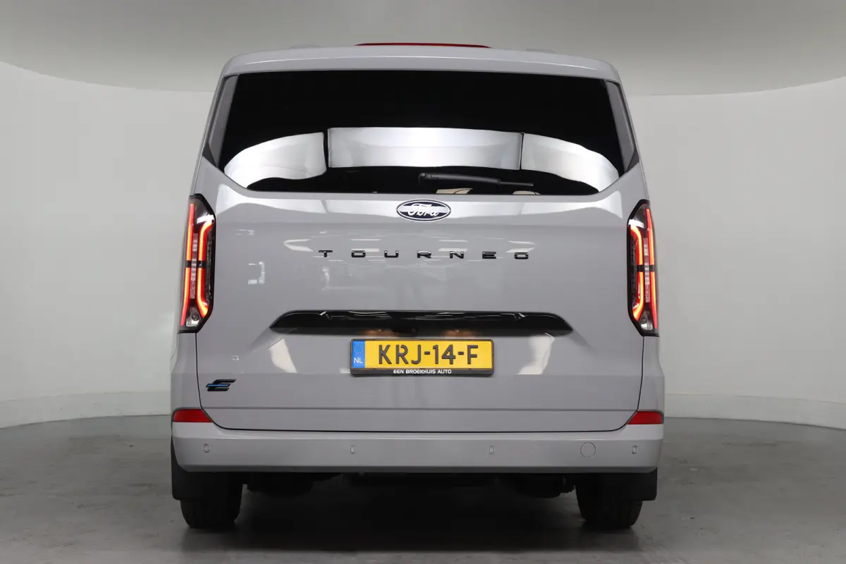 Tourneo 340 Titanium 65 kWh 8-Persoons | Camera | Stoel-/Stuurverwarming | Climate Control | Cruise Control | Keyless entry en start | Navigatie