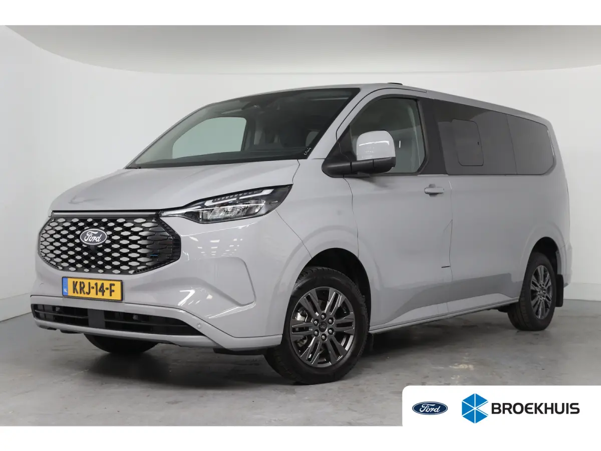 Tourneo 340 Titanium 65 kWh 8-Persoons | Camera | Stoel-/Stuurverwarming | Climate Control | Cruise Control | Keyless entry en start | Navigatie