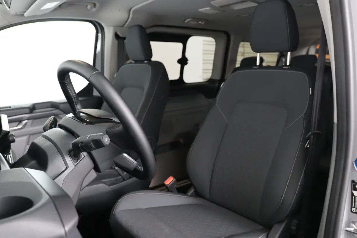 Tourneo 340 Titanium 65 kWh 8-Persoons | Camera | Stoel-/Stuurverwarming | Climate Control | Cruise Control | Keyless entry en start | Navigatie