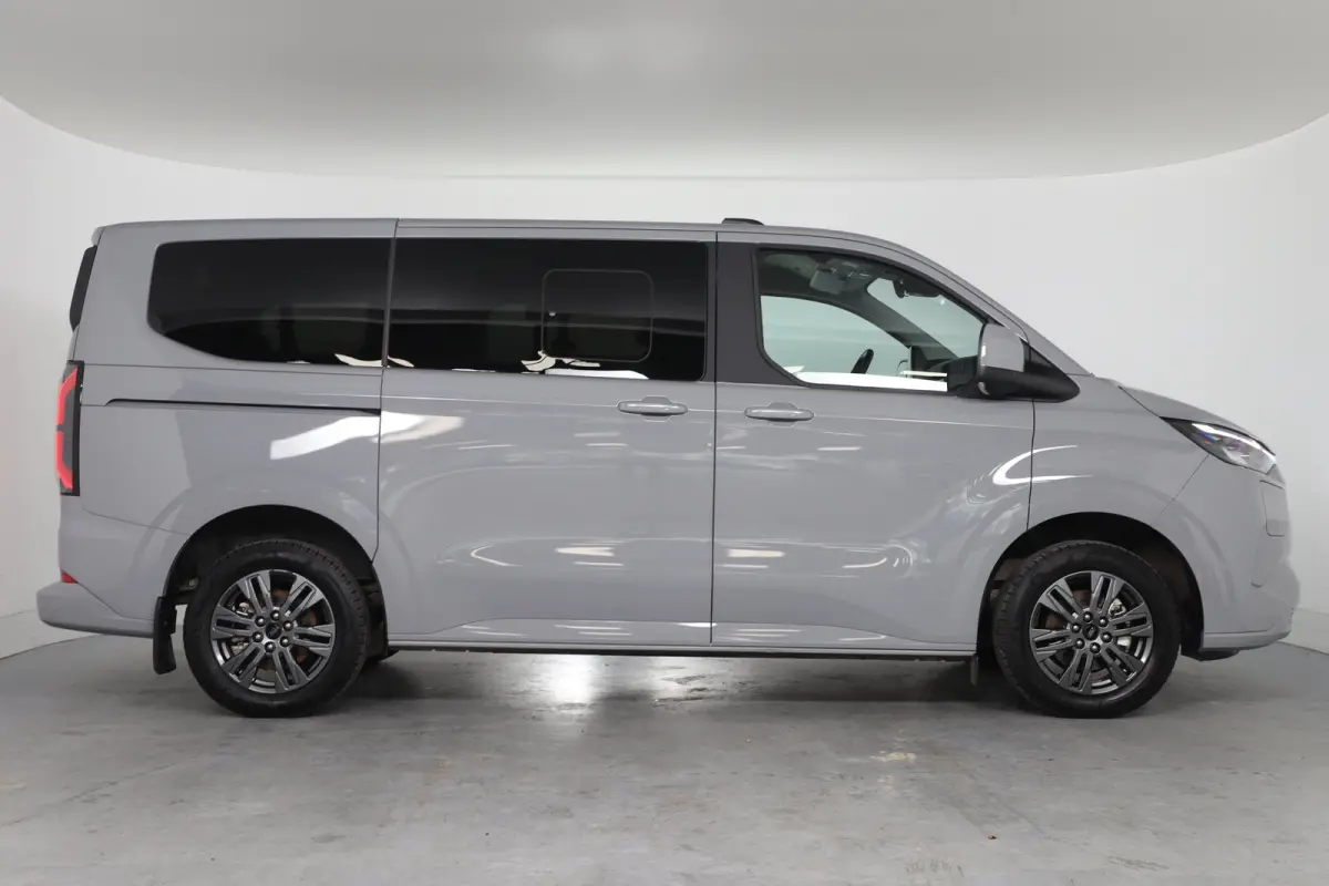 Tourneo 340 Titanium 65 kWh 8-Persoons | Camera | Stoel-/Stuurverwarming | Climate Control | Cruise Control | Keyless entry en start | Navigatie