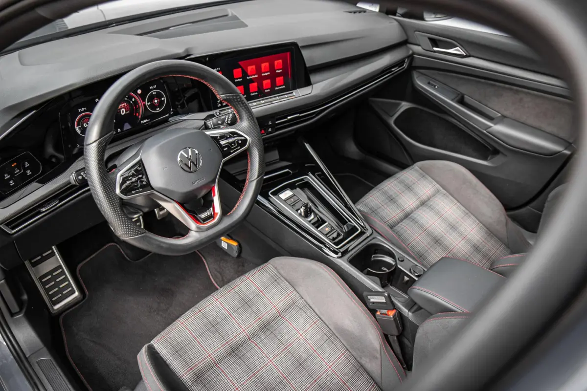 GTI 2.0 TSI 245pk DSG | Panoramadak | Adaptief Onderstel | Matrix LED | Stoelverwarming | Navigatie | 18'' LMV