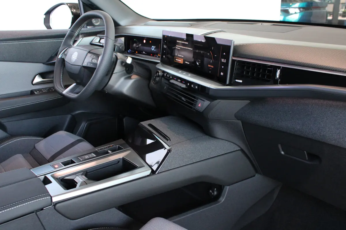 1.6 Turbo Plug-in-Hybrid GS Automaat | Camera | Navigatie | Focal | Carplay | Trekhaak | Stoelverwarming |
