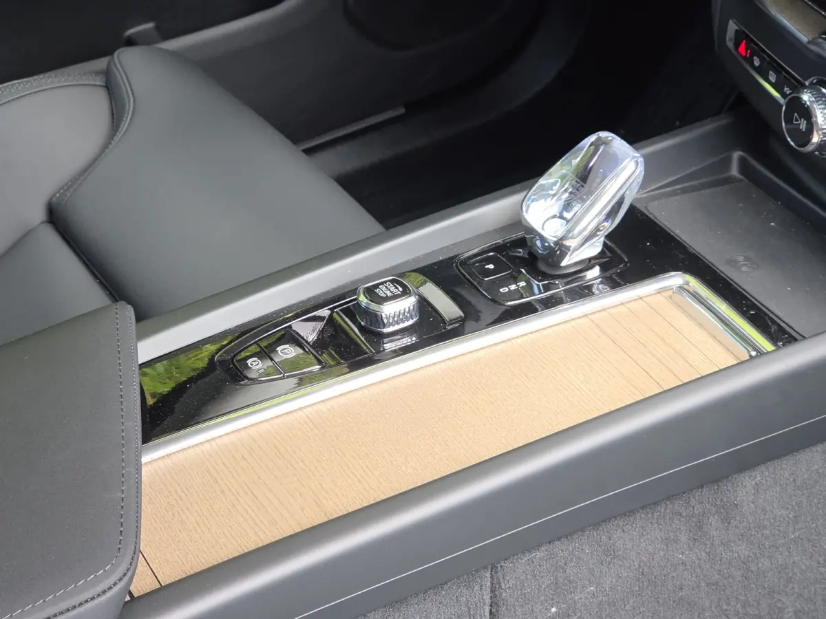 2.0 T6 Plug-in hybrid AWD Ultra Dark | Luchtvering | Trekhaak | Head-up | Pano | 360 Cam | Harman/Kardon