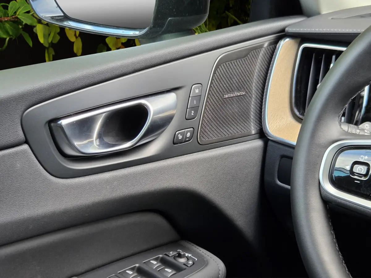 2.0 T6 Plug-in hybrid AWD Ultra Dark | Luchtvering | Trekhaak | Head-up | Pano | 360 Cam | Harman/Kardon