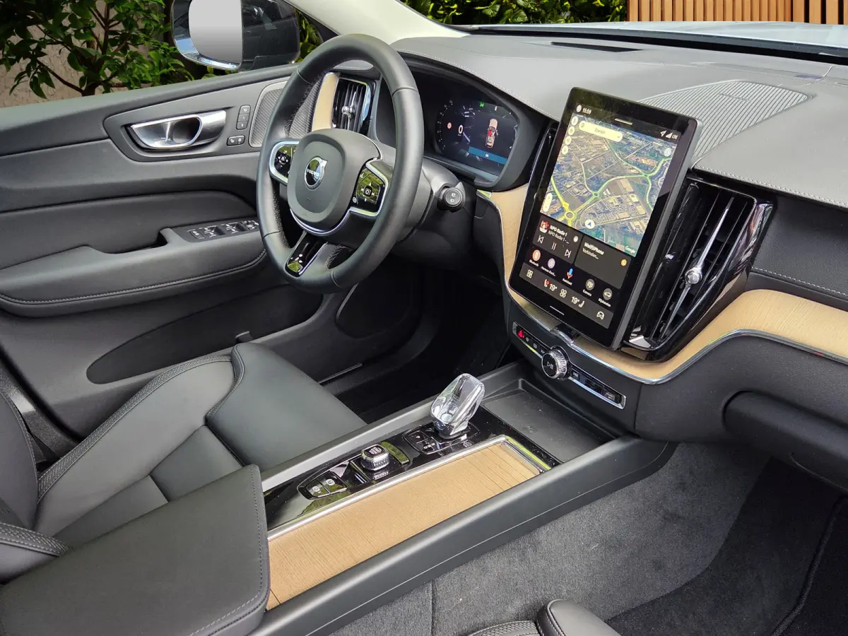 2.0 T6 Plug-in hybrid AWD Ultra Dark | Luchtvering | Trekhaak | Head-up | Pano | 360 Cam | Harman/Kardon
