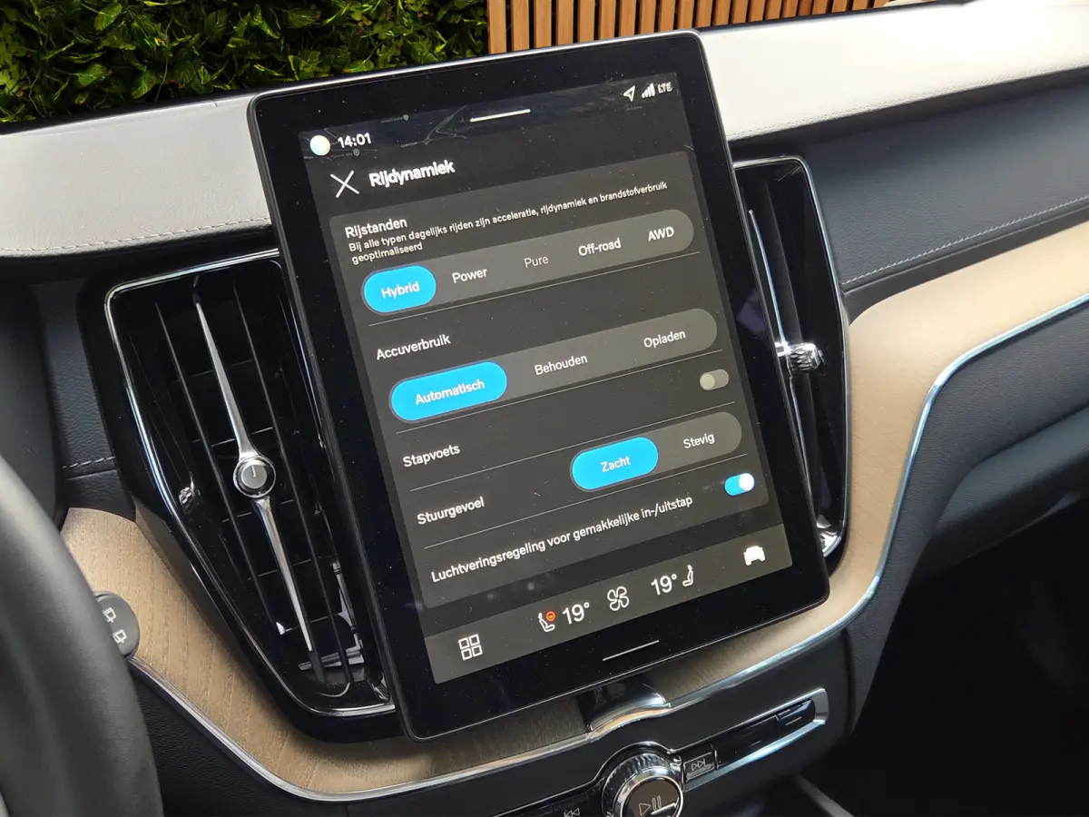 2.0 T6 Plug-in hybrid AWD Ultra Dark | Luchtvering | Trekhaak | Head-up | Pano | 360 Cam | Harman/Kardon