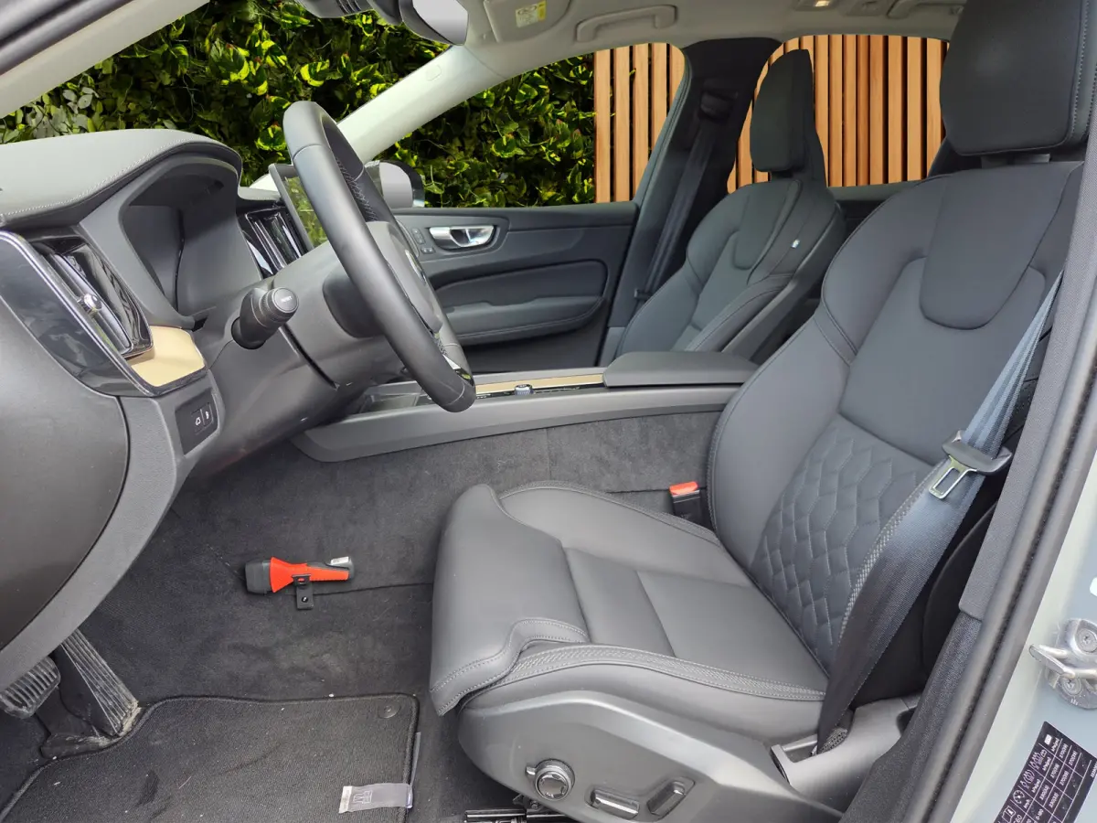 2.0 T6 Plug-in hybrid AWD Ultra Dark | Luchtvering | Trekhaak | Head-up | Pano | 360 Cam | Harman/Kardon