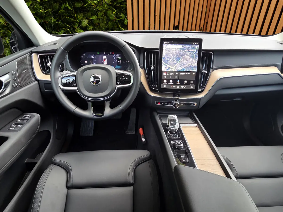 2.0 T6 Plug-in hybrid AWD Ultra Dark | Luchtvering | Trekhaak | Head-up | Pano | 360 Cam | Harman/Kardon