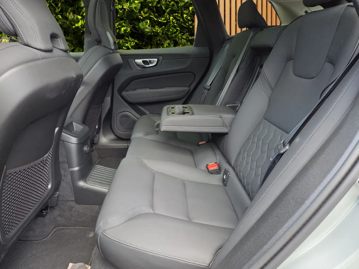 2.0 T6 Plug-in hybrid AWD Ultra Dark | Luchtvering | Trekhaak | Head-up | Pano | 360 Cam | Harman/Kardon