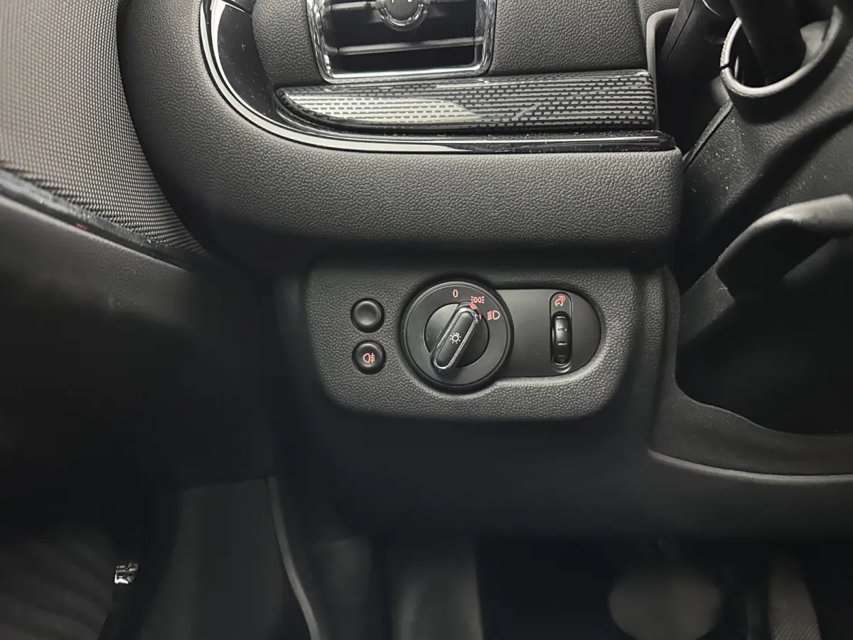 2.0 Cooper D Serious Business Aut. *LEATHER-FABRIC | FULL-LED | HARMAN/KARDON | SPORTSEATS | KEYLESS | NAVI-FULLMAP | ECC | PDC | CRUISE | AMBIENTLIGHT | 17''ALU*