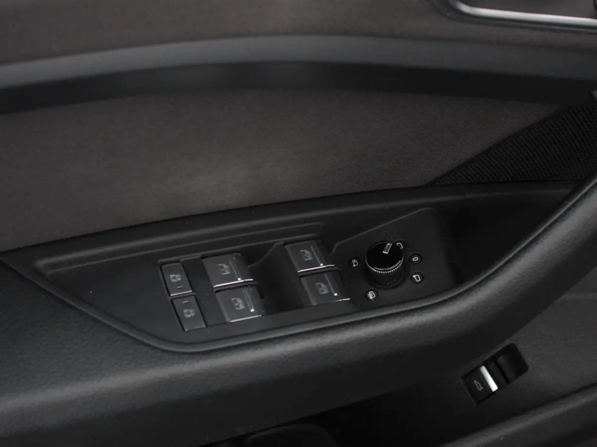e-tron 50 quattro Launch edition SOH 92,9% Navigatie Climate Control Parkeer Sensoren Lichtmetalen velgen