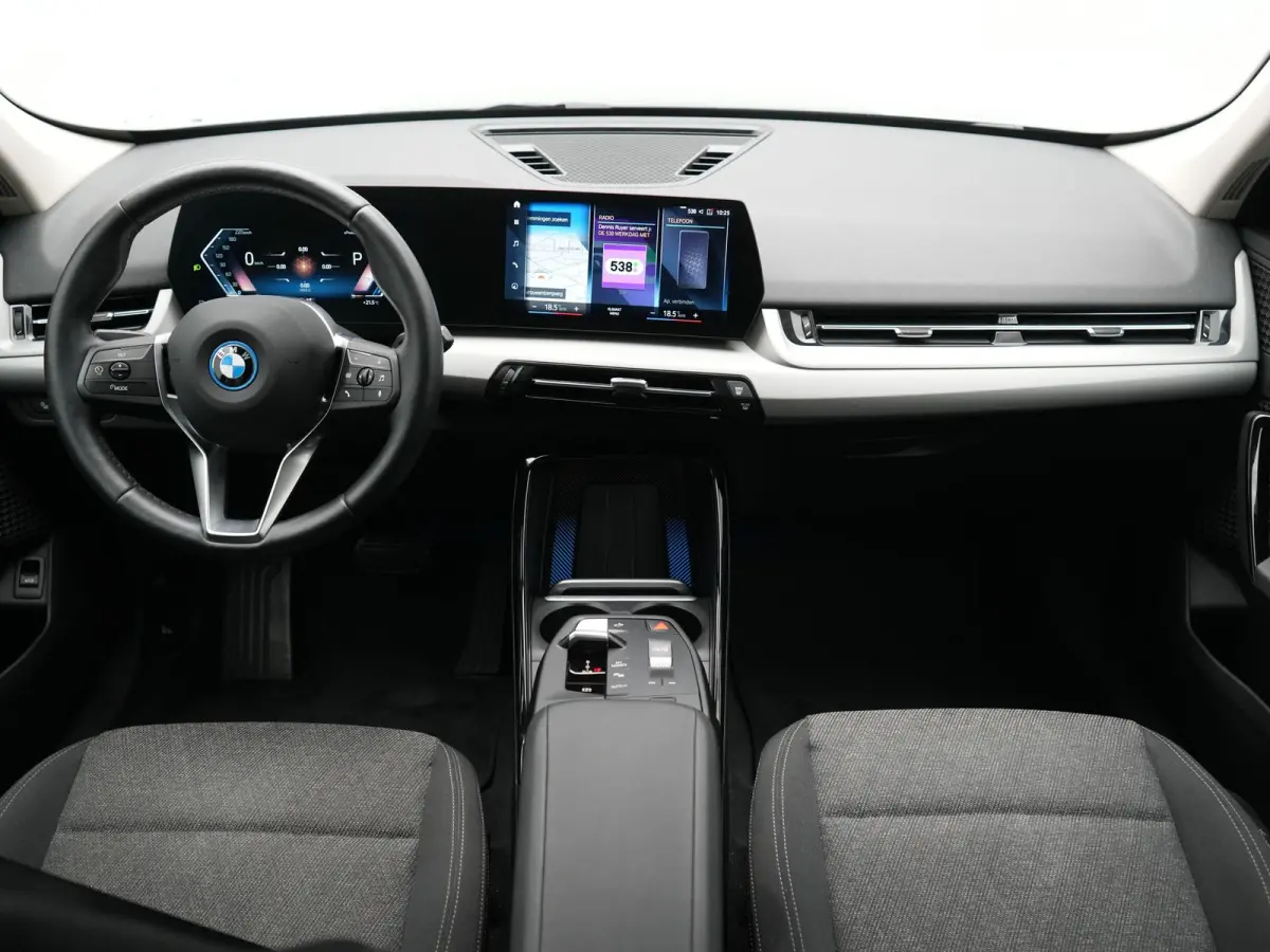 xDrive30 67 kWh 313pk Dealer O.H. | Trekhaak Af Fabriek | Camera | Adaptief M Onderstel | Voorstoelen Verwarmd | Keyless | Sfeerverlichting | Apple Carplay | Adaptive LED | Cruise Control | 