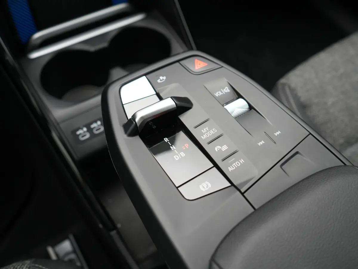 xDrive30 67 kWh 313pk Dealer O.H. | Trekhaak Af Fabriek | Camera | Adaptief M Onderstel | Voorstoelen Verwarmd | Keyless | Sfeerverlichting | Apple Carplay | Adaptive LED | Cruise Control | 