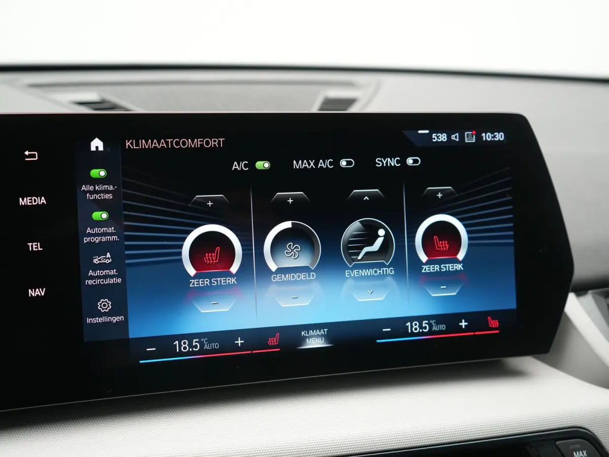 xDrive30 67 kWh 313pk Dealer O.H. | Trekhaak Af Fabriek | Camera | Adaptief M Onderstel | Voorstoelen Verwarmd | Keyless | Sfeerverlichting | Apple Carplay | Adaptive LED | Cruise Control | 