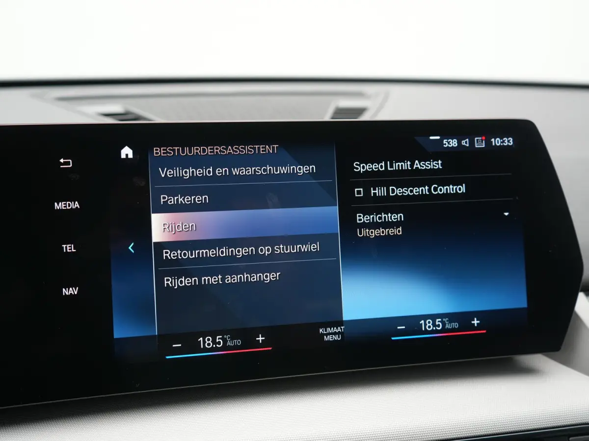 xDrive30 67 kWh 313pk Dealer O.H. | Trekhaak Af Fabriek | Camera | Adaptief M Onderstel | Voorstoelen Verwarmd | Keyless | Sfeerverlichting | Apple Carplay | Adaptive LED | Cruise Control | 