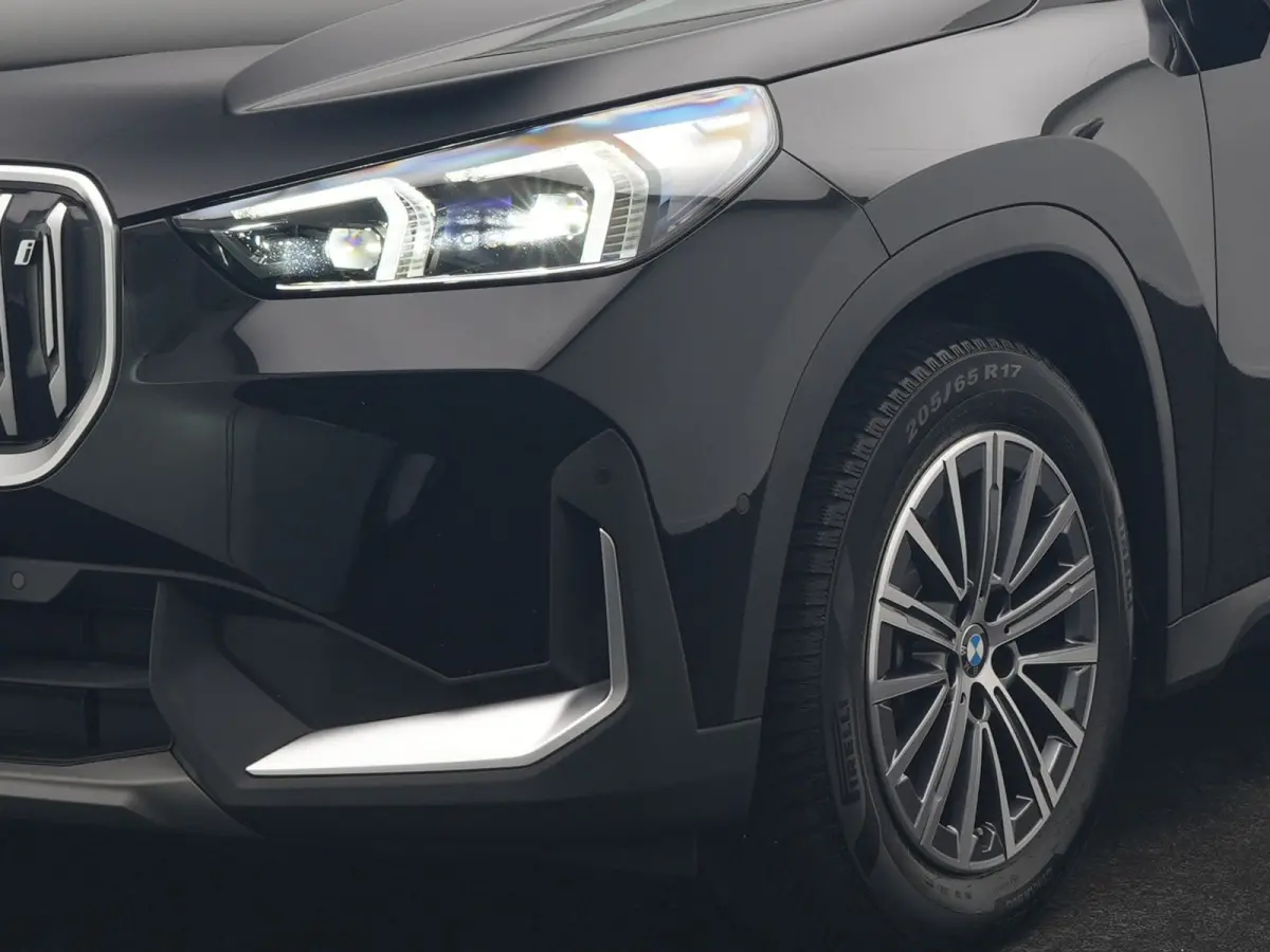 xDrive30 67 kWh 313pk Dealer O.H. | Trekhaak Af Fabriek | Camera | Adaptief M Onderstel | Voorstoelen Verwarmd | Keyless | Sfeerverlichting | Apple Carplay | Adaptive LED | Cruise Control | 