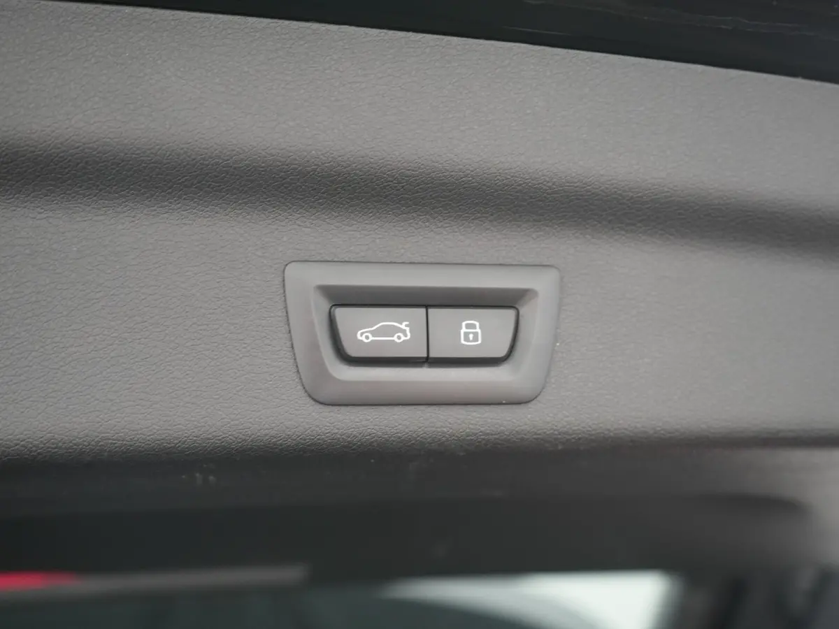 xDrive30 67 kWh 313pk Dealer O.H. | Trekhaak Af Fabriek | Camera | Adaptief M Onderstel | Voorstoelen Verwarmd | Keyless | Sfeerverlichting | Apple Carplay | Adaptive LED | Cruise Control | 