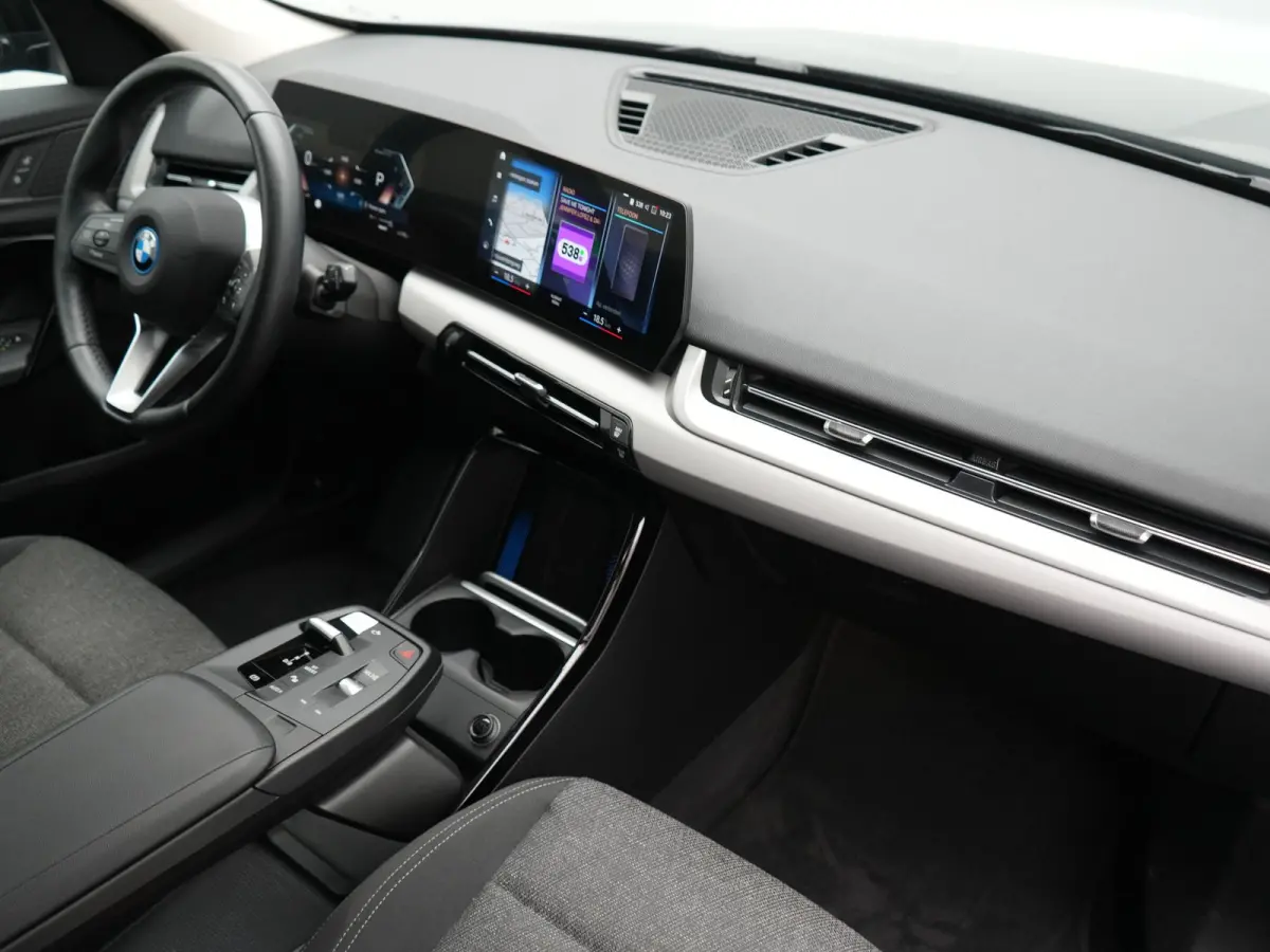 xDrive30 67 kWh 313pk Dealer O.H. | Trekhaak Af Fabriek | Camera | Adaptief M Onderstel | Voorstoelen Verwarmd | Keyless | Sfeerverlichting | Apple Carplay | Adaptive LED | Cruise Control | 