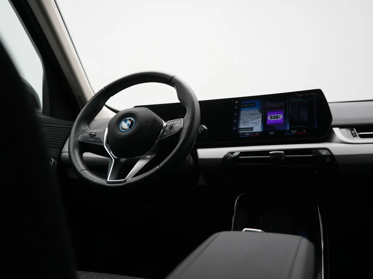 xDrive30 67 kWh 313pk Dealer O.H. | Trekhaak Af Fabriek | Camera | Adaptief M Onderstel | Voorstoelen Verwarmd | Keyless | Sfeerverlichting | Apple Carplay | Adaptive LED | Cruise Control | 