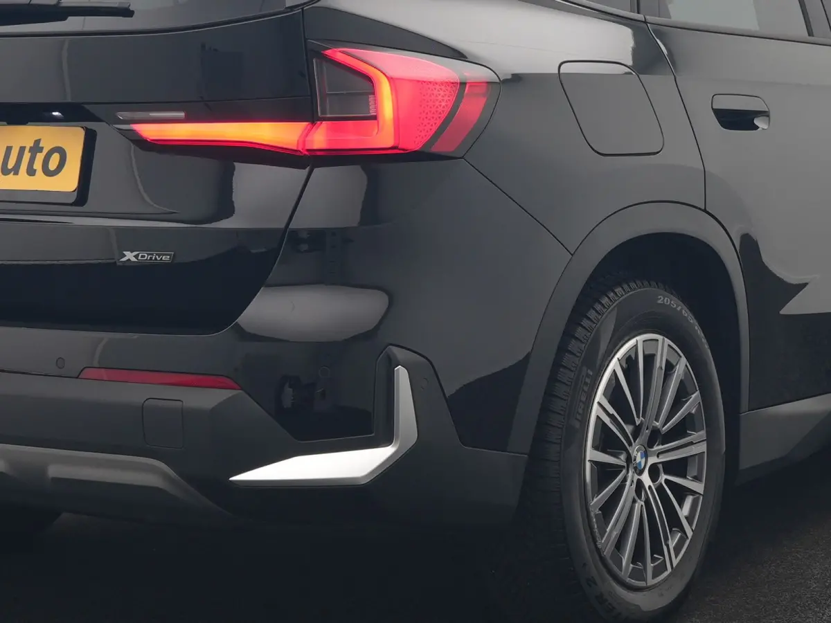 xDrive30 67 kWh 313pk Dealer O.H. | Trekhaak Af Fabriek | Camera | Adaptief M Onderstel | Voorstoelen Verwarmd | Keyless | Sfeerverlichting | Apple Carplay | Adaptive LED | Cruise Control | 