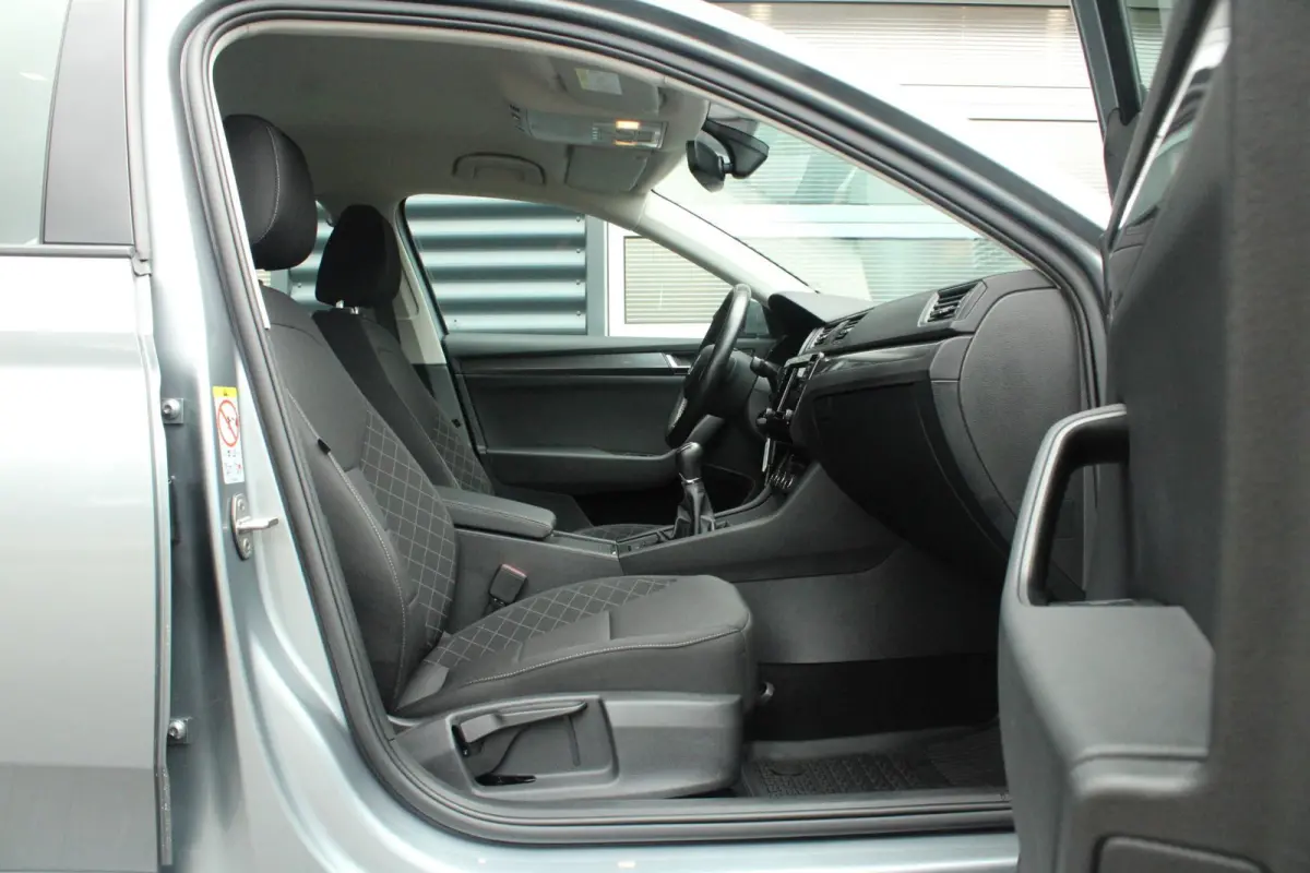 1.5 TSI 150pk Ambition | Verwarmde Voorruit | Cruise Control | 17"  Velgen | Parkeersensoren | Stoelverwarming | Climate Control