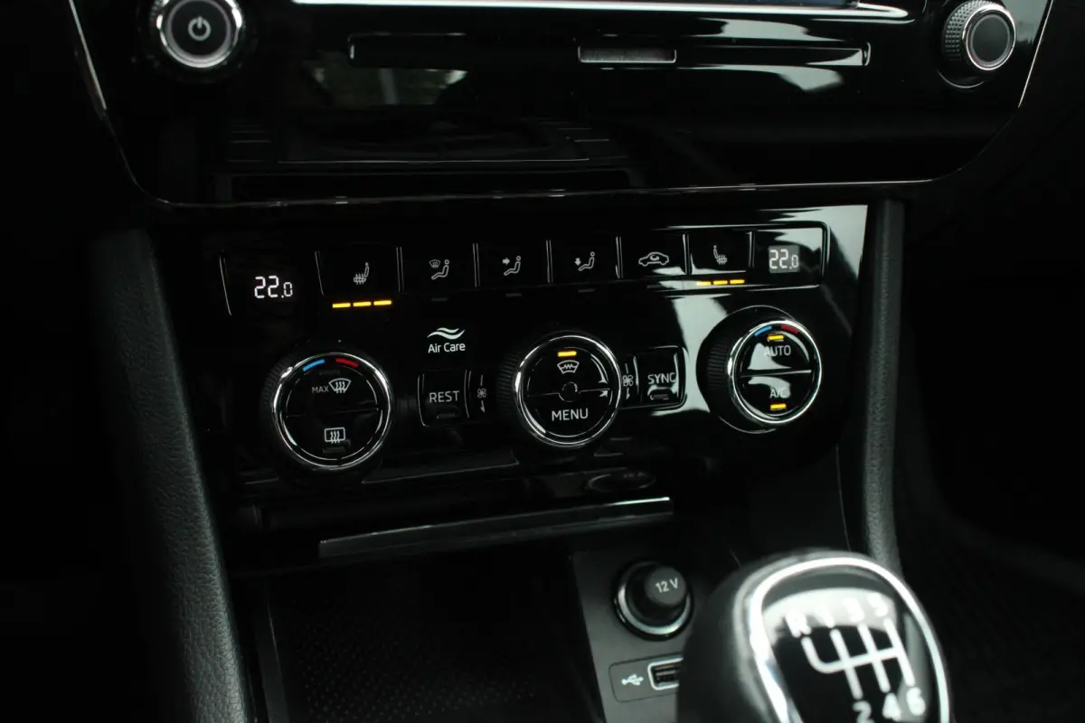 1.5 TSI 150pk Ambition | Verwarmde Voorruit | Cruise Control | 17"  Velgen | Parkeersensoren | Stoelverwarming | Climate Control
