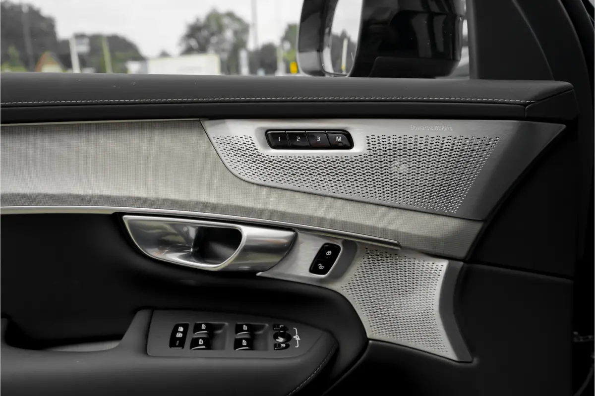 2.0 T8 Plug-in AWD Ultra Black 7p Model 2027 B&W Pano Massage Stoelventilatie Trekhaak