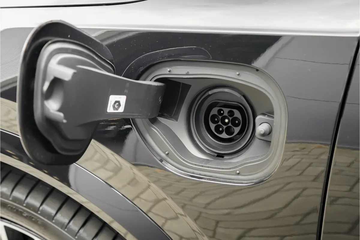 2.0 T8 Plug-in AWD Ultra Black 7p Model 2027 B&W Pano Massage Stoelventilatie Trekhaak