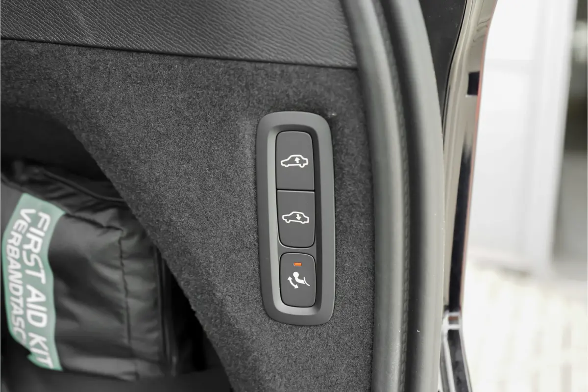 2.0 T8 Plug-in AWD Ultra Black 7p Model 2027 B&W Pano Massage Stoelventilatie Trekhaak