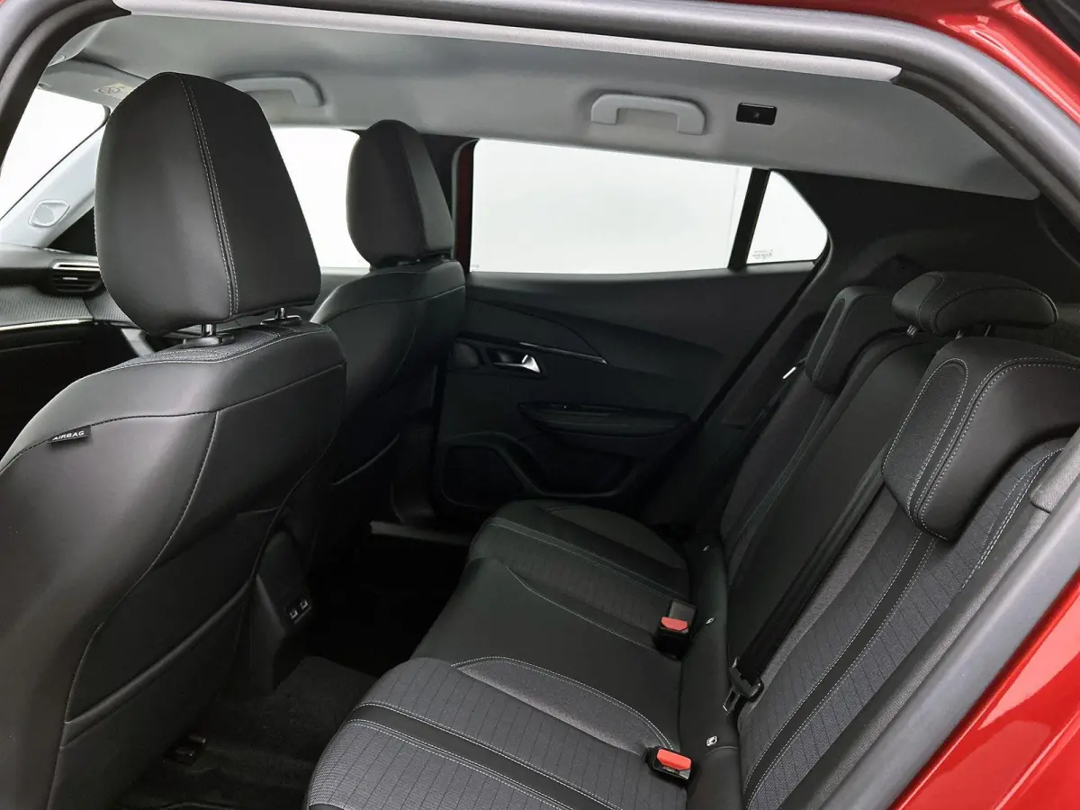 1.2 PureTech Allure | Apple Car Play / Android Auto | Parkeer camera | Verwarmbare stoelen | Climate Control | Cruise Control
