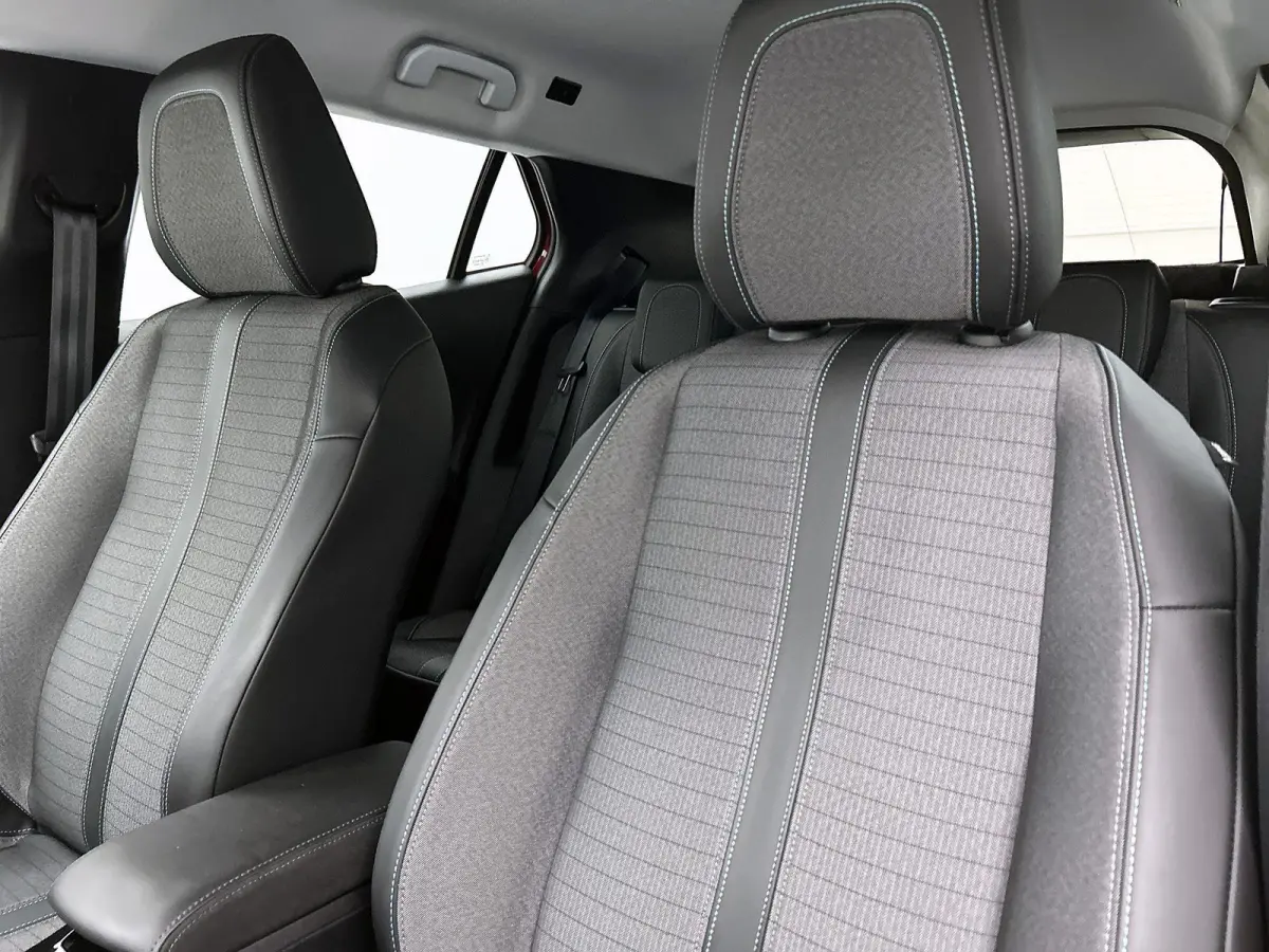 1.2 PureTech Allure | Apple Car Play / Android Auto | Parkeer camera | Verwarmbare stoelen | Climate Control | Cruise Control