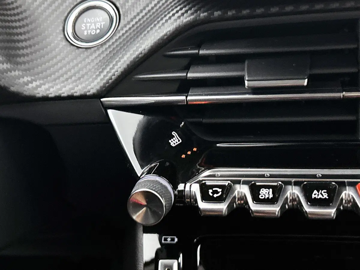 1.2 PureTech Allure | Apple Car Play / Android Auto | Parkeer camera | Verwarmbare stoelen | Climate Control | Cruise Control