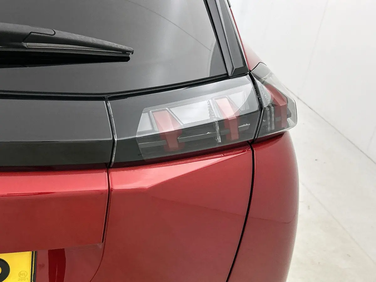 1.2 PureTech Allure | Apple Car Play / Android Auto | Parkeer camera | Verwarmbare stoelen | Climate Control | Cruise Control