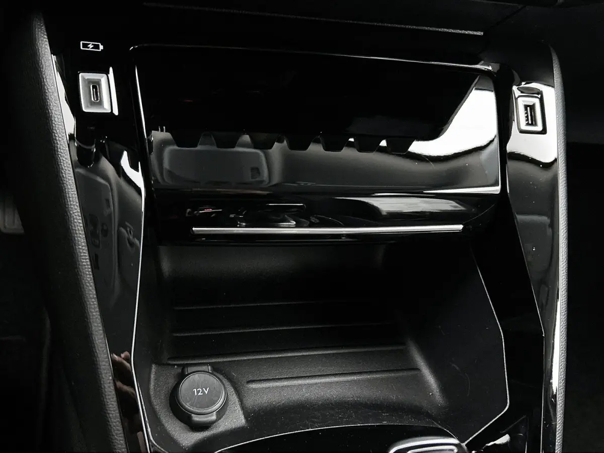 1.2 PureTech Allure | Apple Car Play / Android Auto | Parkeer camera | Verwarmbare stoelen | Climate Control | Cruise Control