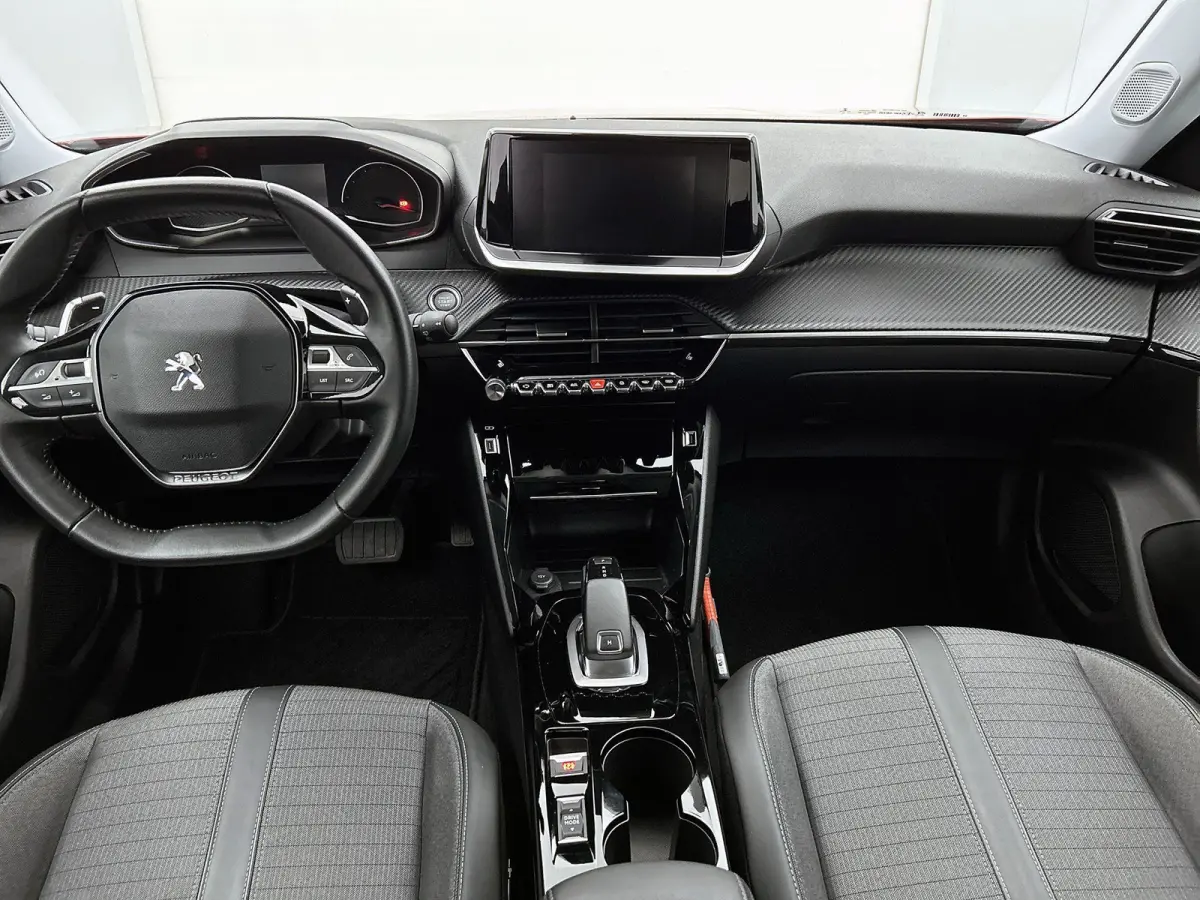 1.2 PureTech Allure | Apple Car Play / Android Auto | Parkeer camera | Verwarmbare stoelen | Climate Control | Cruise Control